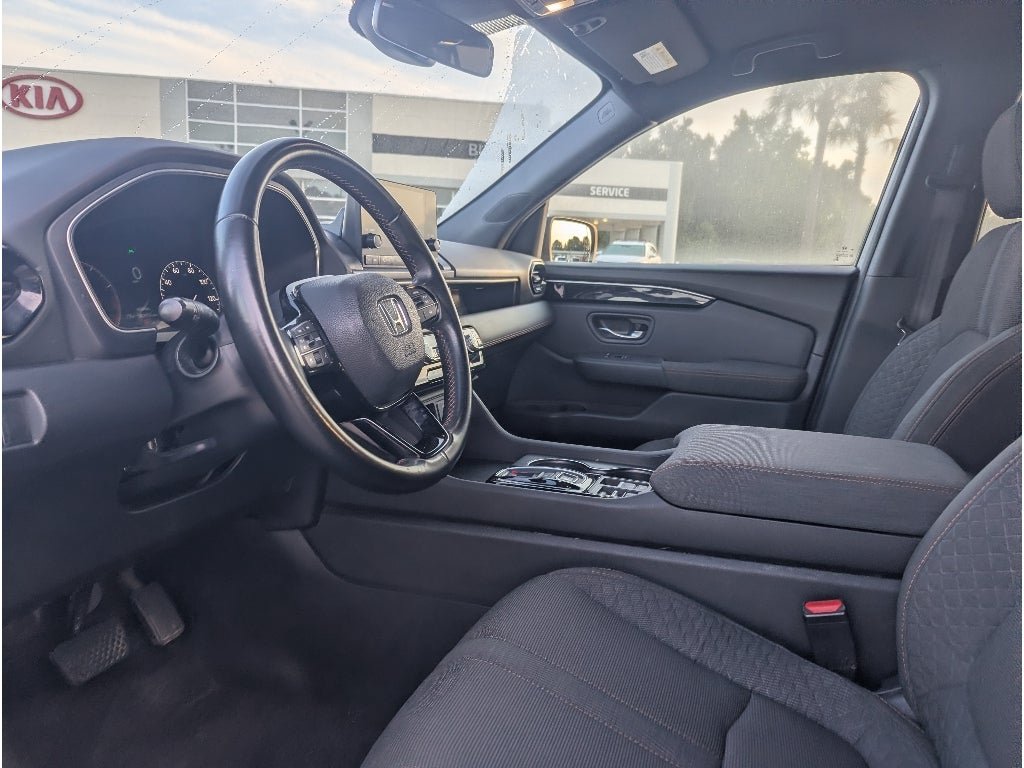 Used 2025 Honda Pilot Sport image 12
