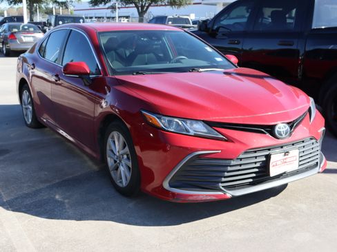 Used 2023 Toyota Camry LE image 2