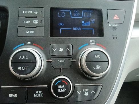 Used 2015 Toyota Sienna L FWD image 23