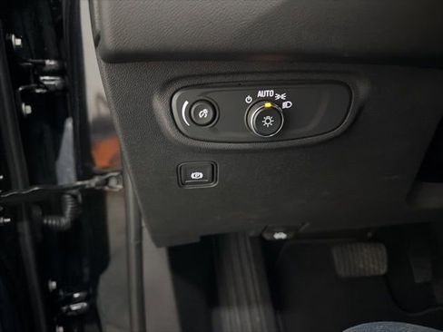 Used 2023 GMC Terrain SLE w/ Driver Convenience Package image 16