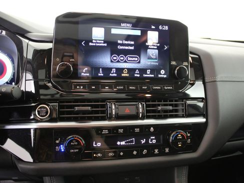 Used 2024 Nissan Pathfinder Platinum image 27