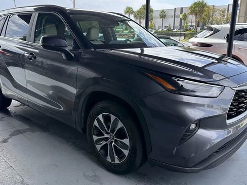 Used 2023 Toyota Highlander XLE image 6