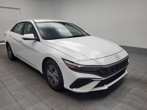 Used 2025 Hyundai Elantra SE FWD image 13