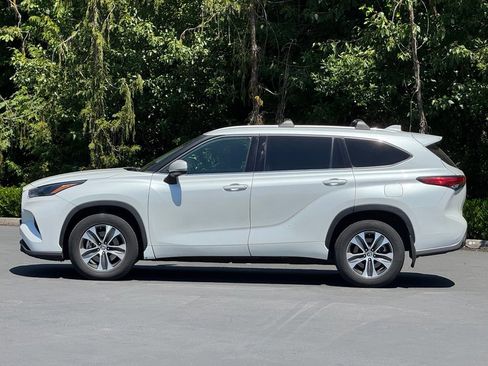 Used 2022 Toyota Highlander XLE AWD/4WD image 3