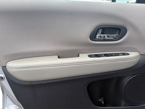 Used 2018 Honda HR-V LX image 18