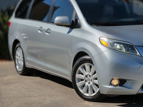 Used 2017 Toyota Sienna Limited Premium image 4