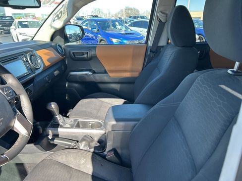 Used 2018 Toyota Tacoma SR5 image 2