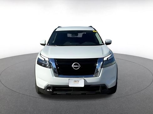 Used 2025 Nissan Pathfinder SV image 3