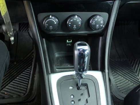 Used 2014 Chrysler 200 Limited image 16