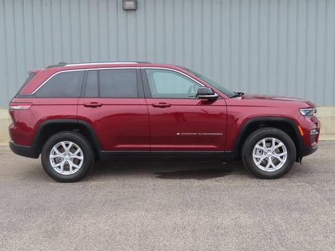 Used 2023 Jeep Grand Cherokee Limited AWD/4WD image 3