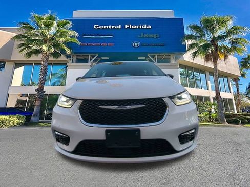 Certified 2024 Chrysler Pacifica Touring-L image 3