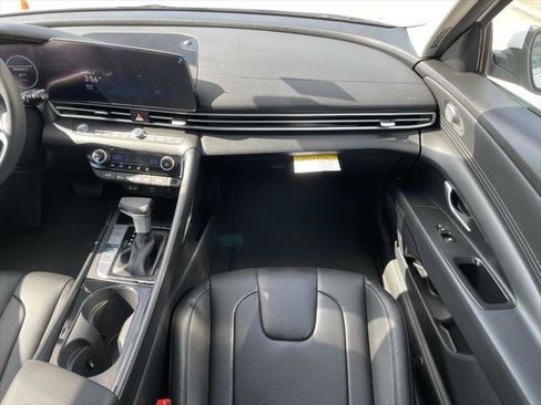 New 2025 Hyundai Elantra Limited image 15