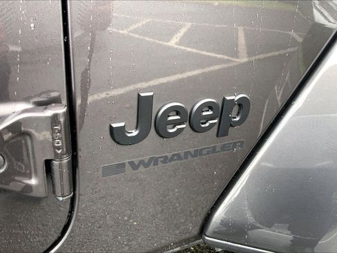 Used 2025 Jeep Wrangler Unlimited Sahara w/ Safety Group AWD/4WD image 26