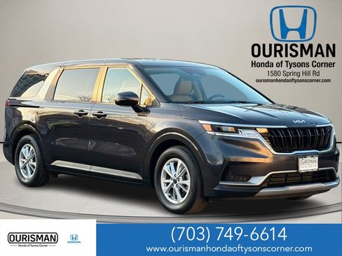 Used 2023 Kia Carnival LX image 1