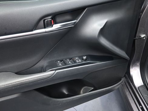 Used 2019 Toyota Camry XSE image 6
