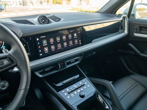 Used 2025 Porsche Cayenne image 16