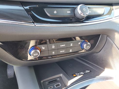 Used 2024 Buick Enclave Essence image 34