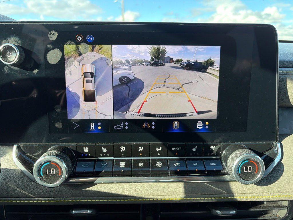 Used 2025 Chevrolet Colorado ZR2 w/ Technology Package AWD/4WD image 17