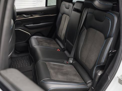 Used 2023 Jeep Grand Cherokee Trailhawk image 24