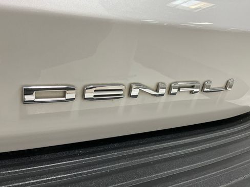 Used 2021 GMC Yukon XL Denali w/ Denali Premium Package AWD/4WD image 11