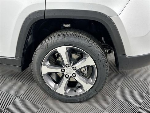 New 2025 Jeep Grand Cherokee Limited w/ Luxury Tech Group II image 16