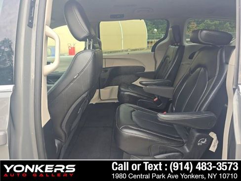 Used 2023 Chrysler Pacifica Touring-L FWD image 14
