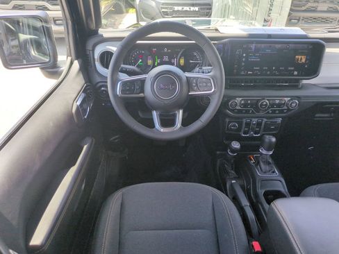 Used 2025 Jeep Wrangler Unlimited Sahara w/ Safety Group AWD/4WD image 17