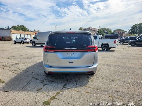 Used 2023 Chrysler Pacifica Touring-L FWD image 12