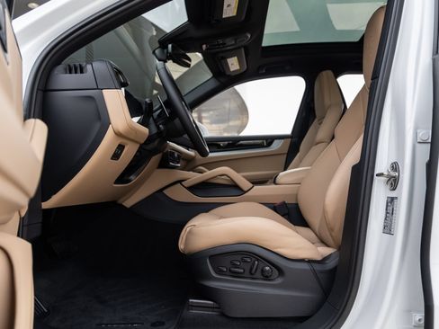 Certified 2026 Porsche Cayenne AWD/4WD image 24