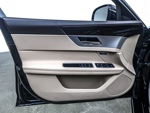 Used 2020 Jaguar XF Prestige image 20