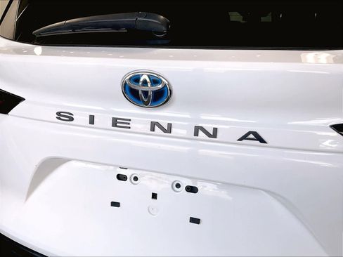 Used 2025 Toyota Sienna LE image 29