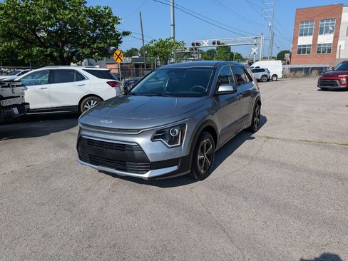 Used 2023 Kia Niro LX image 1