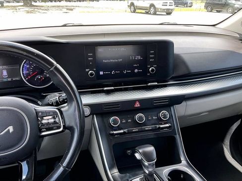Used 2023 Kia Carnival LX FWD image 9