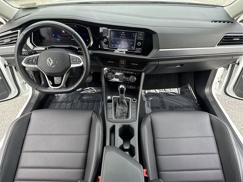 Used 2024 Volkswagen Jetta SE w/ Panoramic Sunroof Package image 9