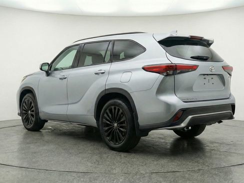 Used 2025 Toyota Highlander XSE image 6