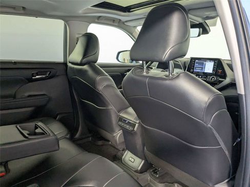 Used 2022 Toyota Highlander XLE AWD/4WD image 31