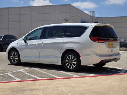 Used 2023 Chrysler Pacifica Touring-L FWD image 5