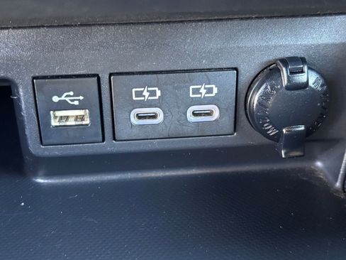 Used 2024 Toyota Highlander LE FWD image 32