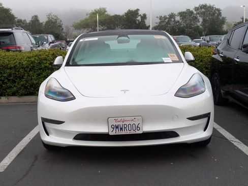 Used 2023 Tesla Model 3 Standard Range image 2