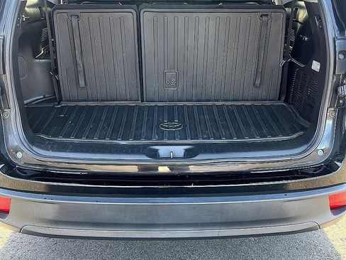 Used 2019 Toyota Highlander XLE image 9