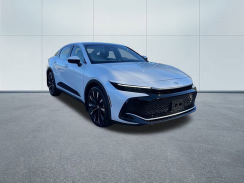 Used 2023 Toyota Crown Platinum image 4