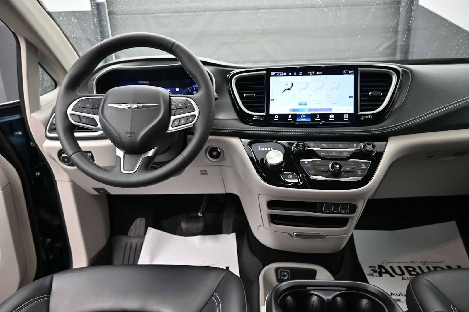 Used 2023 Chrysler Pacifica Touring-L AWD/4WD image 13