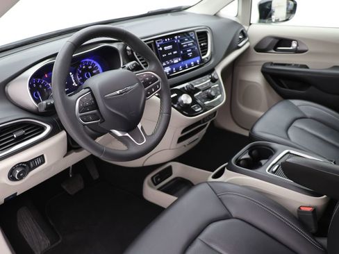 Used 2024 Chrysler Pacifica Touring-L FWD image 13