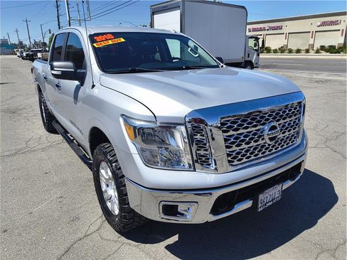 Used 2018 Nissan Titan SV image 2