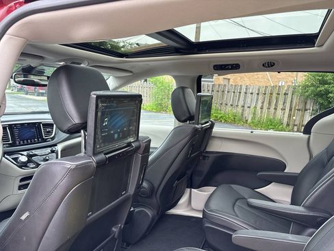 Used 2020 Chrysler Pacifica Limited w/ Advanced Safetytec Group FWD image 30