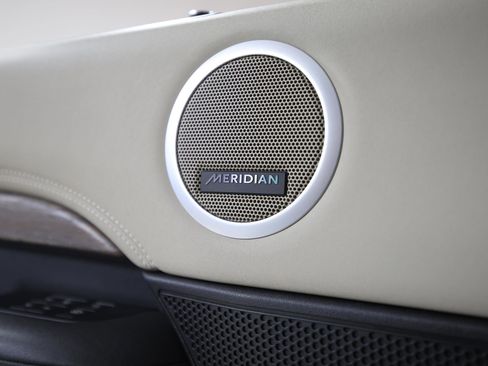 Used 2018 Land Rover Discovery HSE image 25