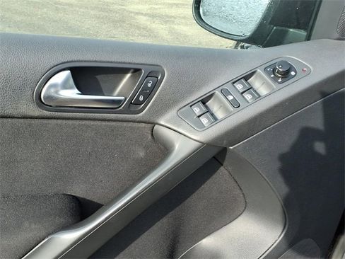 Used 2012 Volkswagen Tiguan S image 10