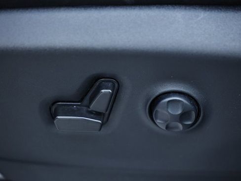 Used 2022 Chrysler Voyager LX image 20