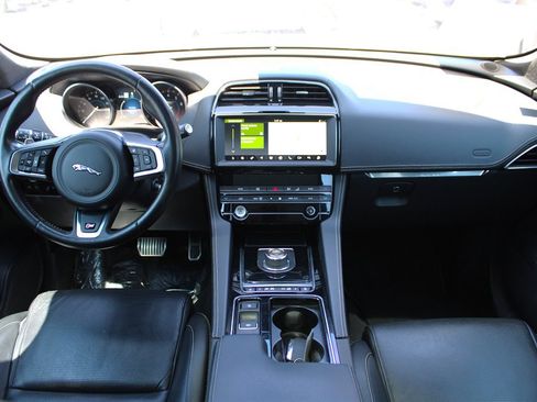Used 2020 Jaguar F-PACE S image 10
