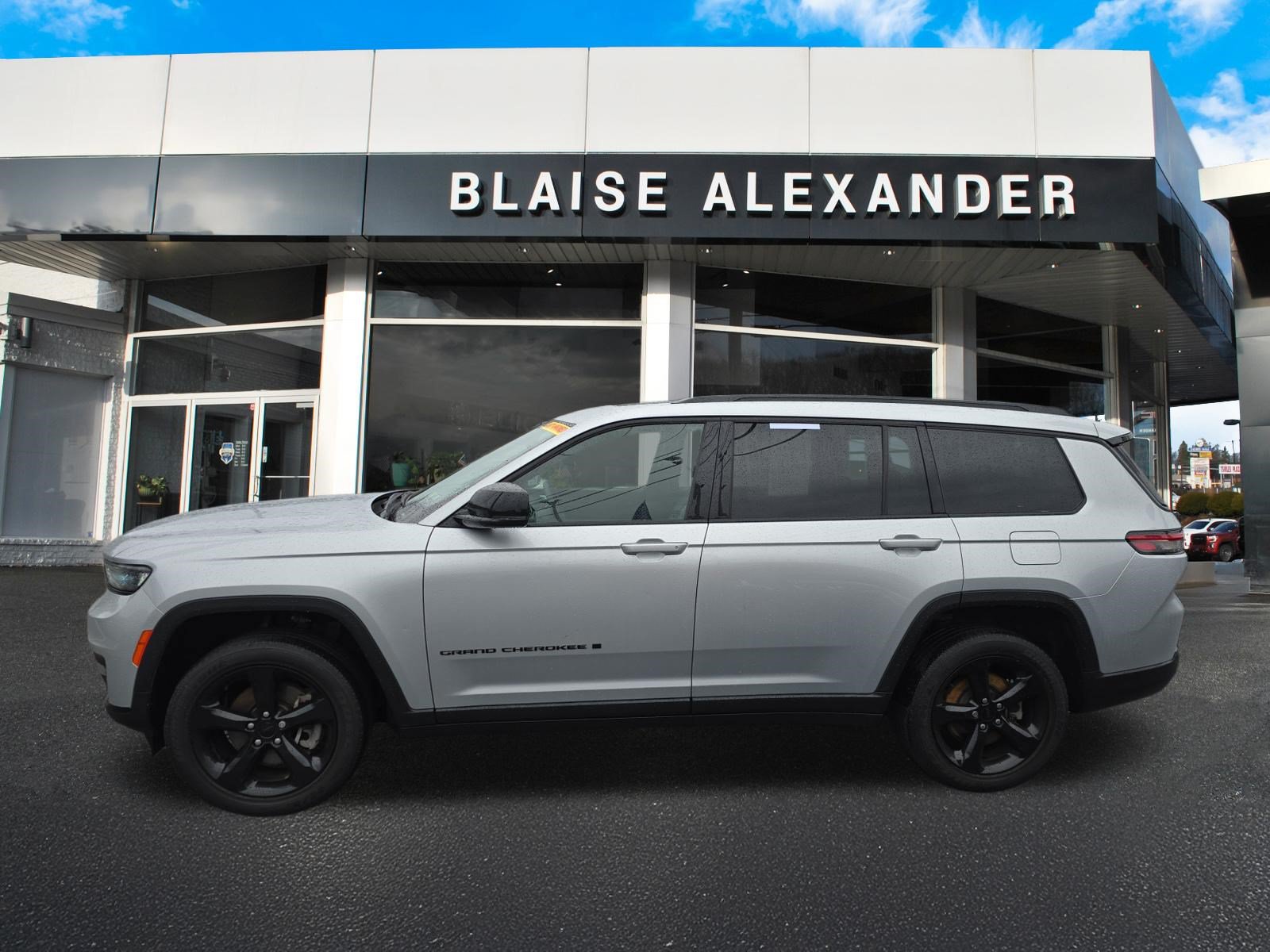 Used 2023 Jeep Grand Cherokee L Altitude AWD/4WD image 8